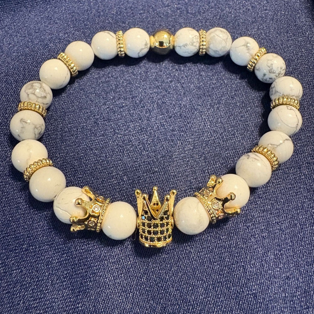 😎🌺Bracelet Gold Tone and White Howlite Beaded Crown Accents Stretch - Picture 2 of 4